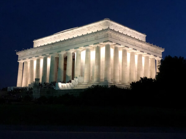 Image of Lincoln Memorial at night.